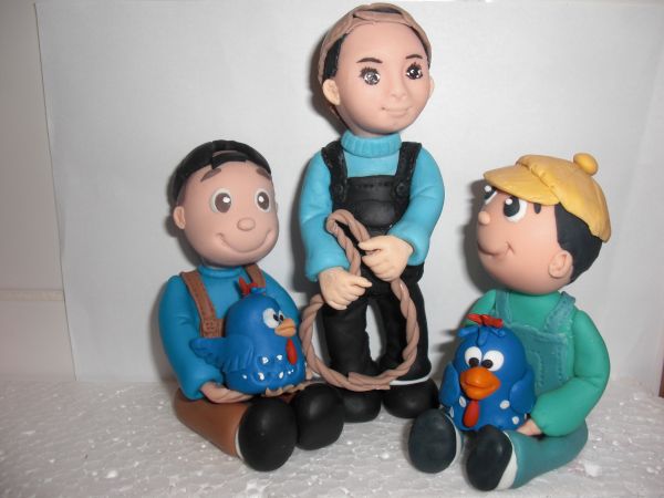 Menino em pe' com a galinha pintadinha